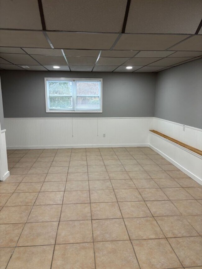 Building Photo - Updated Remodeled Large Open Split-Level Home with Full Finished Basement!