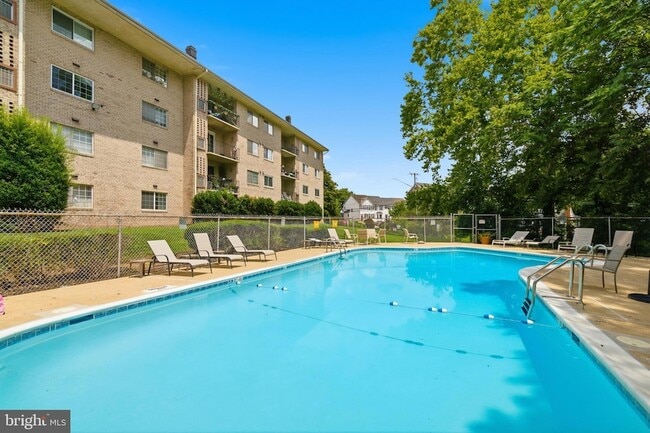 Building Photo - 1521 Colonial Dr