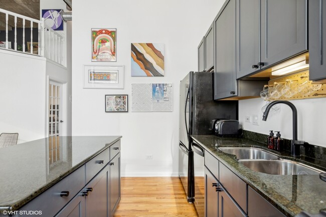 Building Photo - 758 N Larrabee St