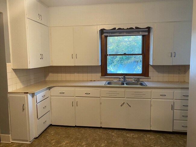 Building Photo - 717 5th Street