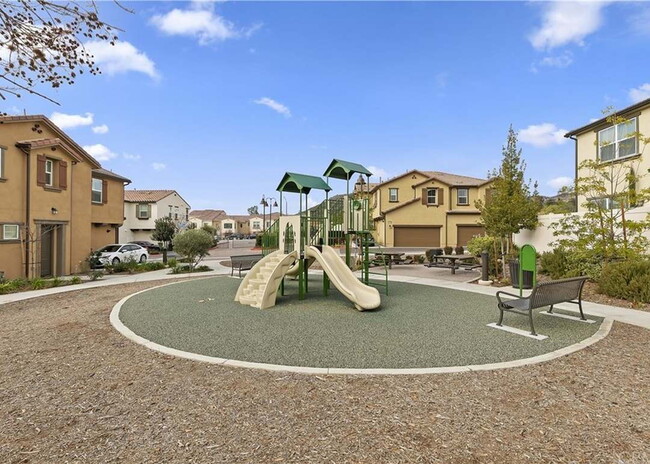 Building Photo - $500 OFF MOVE IN - Must take possession within 14 days.  Located in the desirable Vista Bella com...