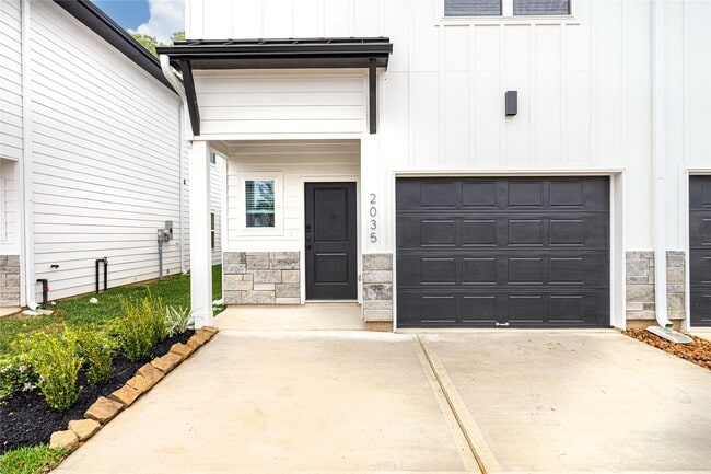 Building Photo - 2035 Longmire Villas Ct