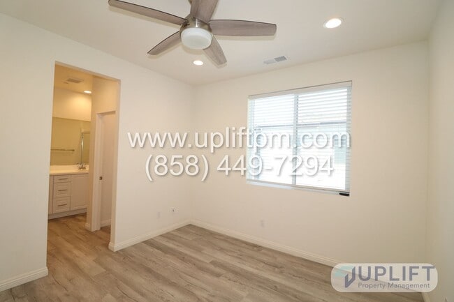 Building Photo - 3 Bedroom, 3.5 bathroom Three story Luxury...