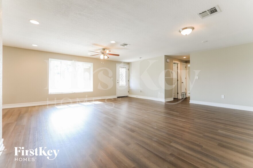 Building Photo - 19242 Edgewater Dr