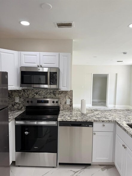 Building Photo - 1050 NW 25th Way