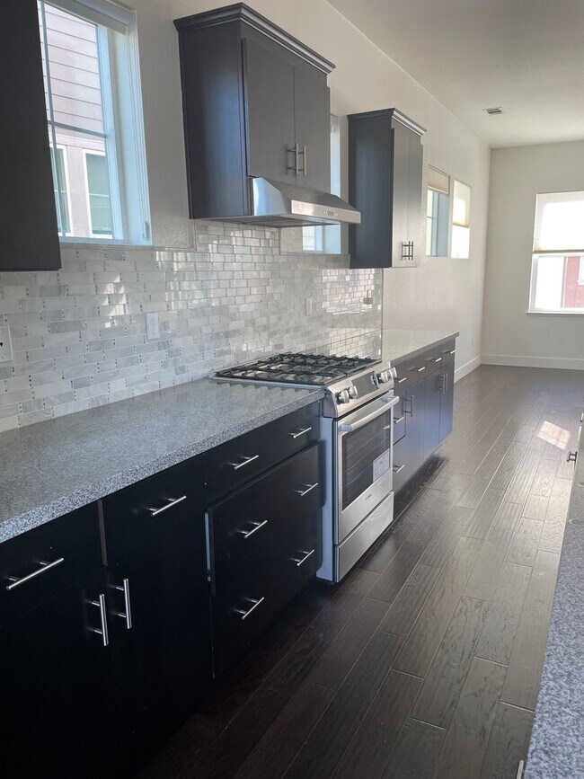 Building Photo - Spacious 3 Bedroom Home in Quiet Neighborhood - Solar Included!