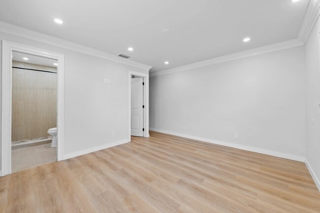 Building Photo - 2808 Middle River Dr