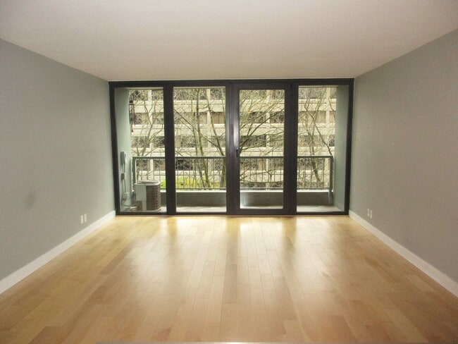 Building Photo - Harrison East Condos - 1 bed/1 bath w/balcony/storage/free laundry/pool (DOWNTOWN/PSU/OHSU)