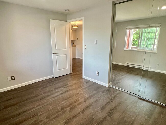 Building Photo - Woodinville ~ Woodland Hills Condo