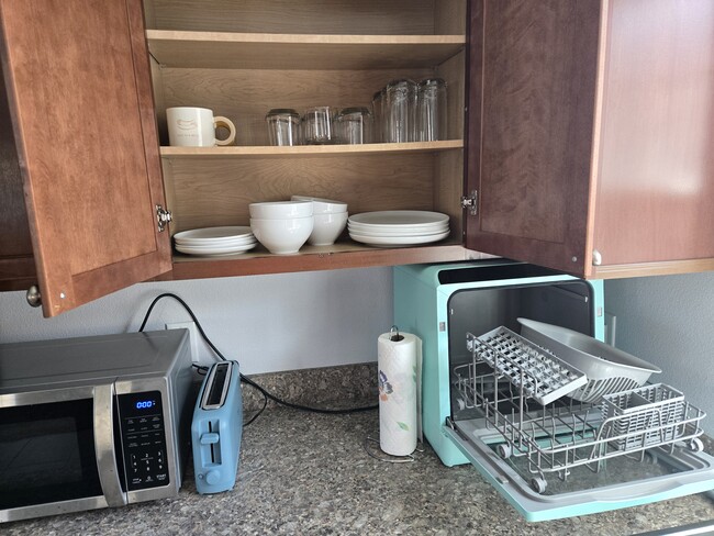 Building Photo - Private FishHawk Studio – Full Kitchen, Bath & Laundry