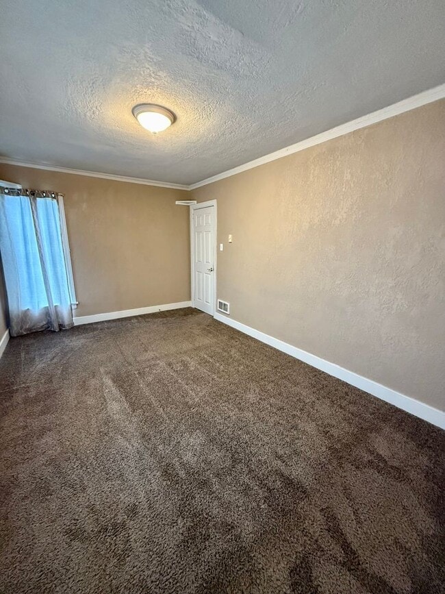 Building Photo - 3bd & 1 1/2ba with 2 Car Garage