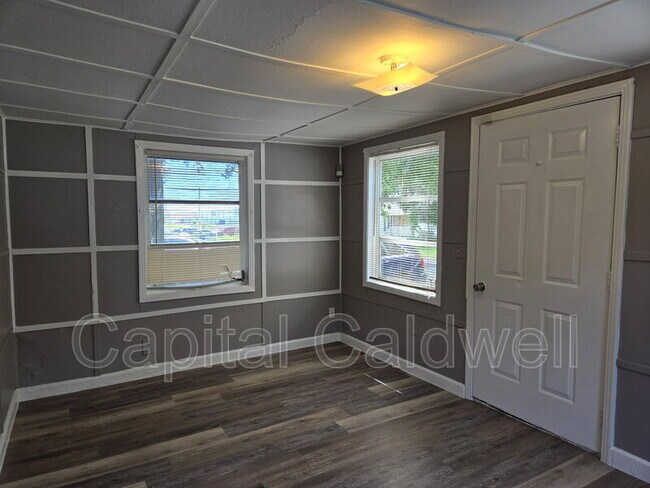 Building Photo - 8415 N Seminole Ave