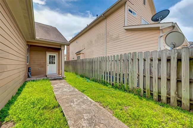 Building Photo - 7130 Pavilion Dr