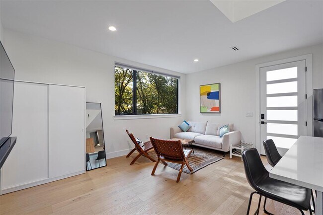 Building Photo - 1100 Romeria Dr