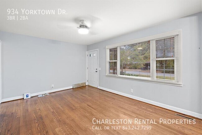 Building Photo - 934 Yorktown Dr