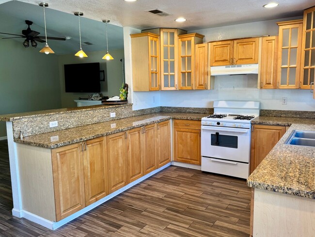 Building Photo - 3 bdrm 2 bath house on quiet cul -de-sac w...
