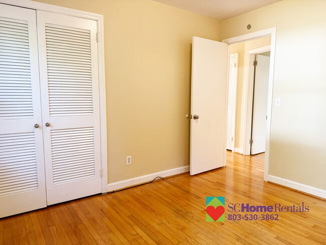 Corner Bedroom - 231 Vincenne Rd