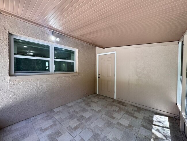 Building Photo - Fully Renovated Palm Harbor Home