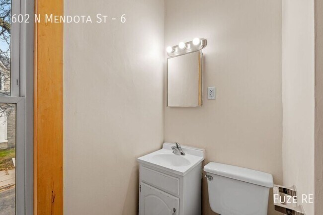 Building Photo - 602 N Mendota St