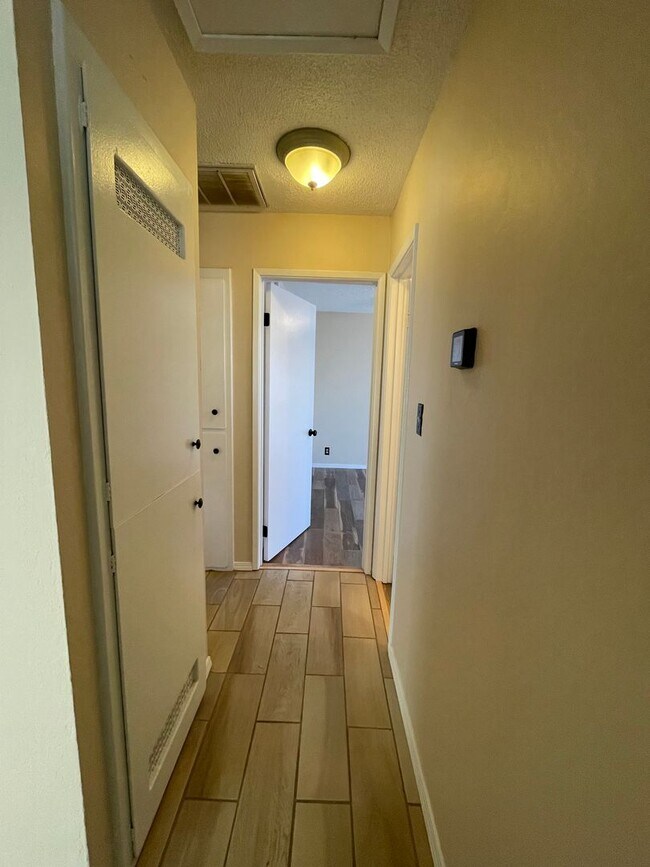 Building Photo - Charming 3-Bedroom Home with Fresh Interio...