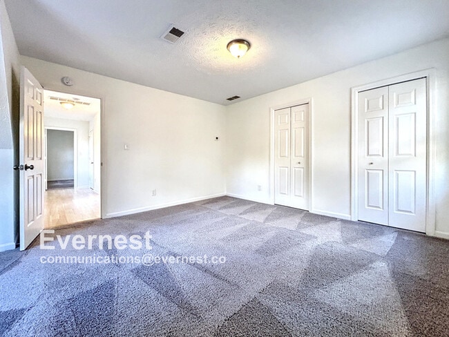Building Photo - Beautiful 4-Bedroom Home with Modern Comforts / Pet-Friendly / Vouchers Accepted / Available Now!