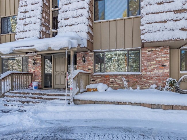 Building Photo - Beautifully Updated & Furnished 1 Bedroom in Lake Front Complex!