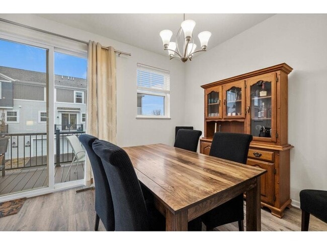 Building Photo - 775 Roselyn Dr