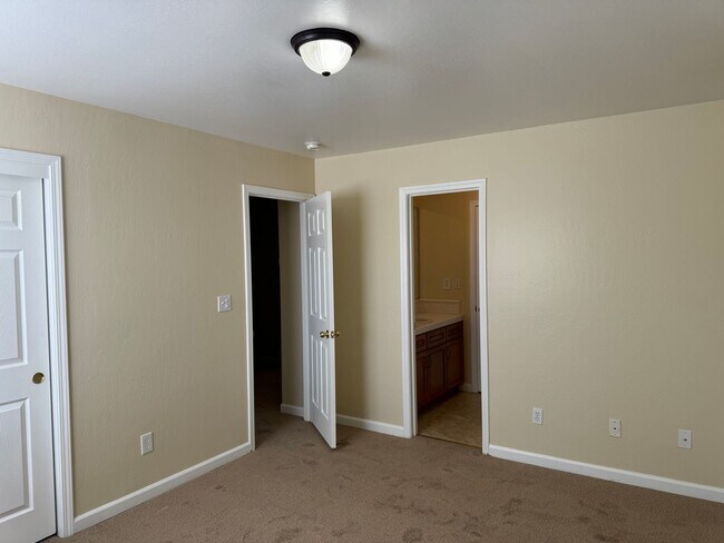 Building Photo - Four bedroom home in the Southwest!