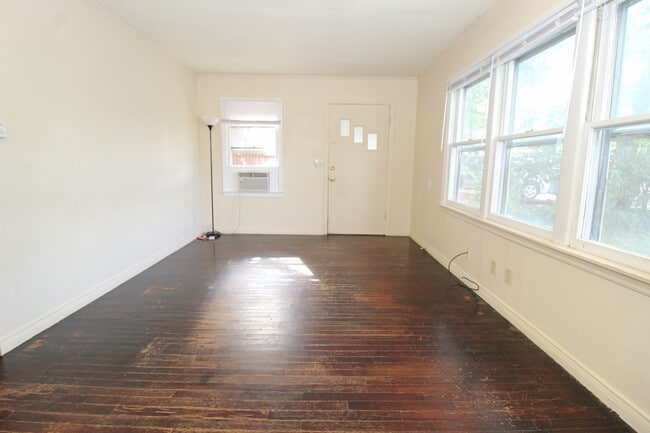 Building Photo - 613 Reagan St