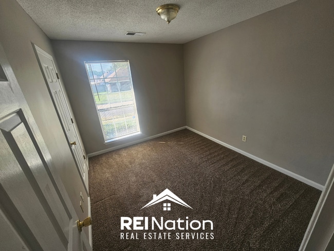 Building Photo - MEMPHIS CHARMER! | Vaulted Ceilings & Brick Fireplace | 3 Bed / 2 Bath