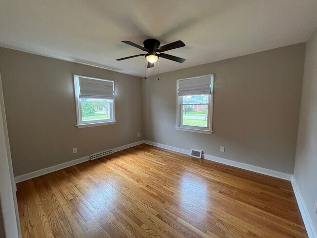 Building Photo - Updated and Spacious ranch in CAMELLIA ACRES