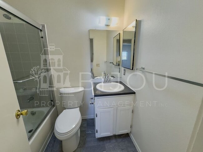 Building Photo - 6470 Chantilly Pl