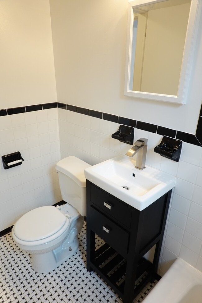 Building Photo - 8713 Plymouth St