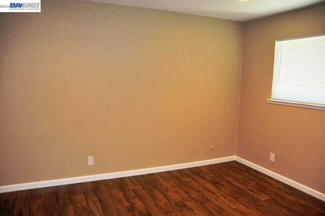 Building Photo - 1581 Mendenhall Dr