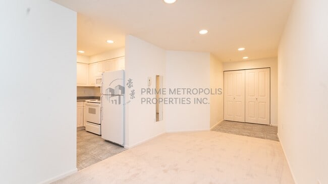 Building Photo - 4343 Roosevelt Way NE