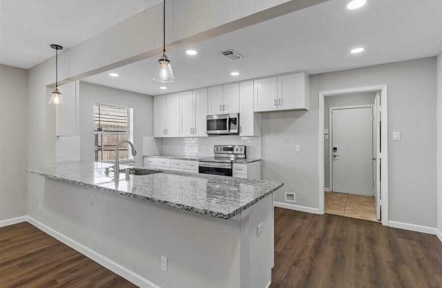 Building Photo - 1521 Oak Creek Dr