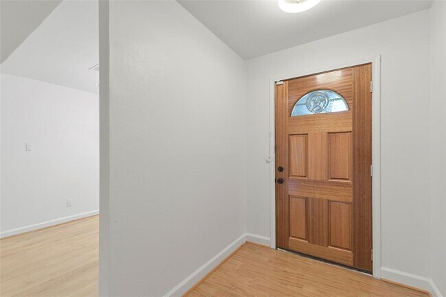 Building Photo - 15823 Fox Springs Dr
