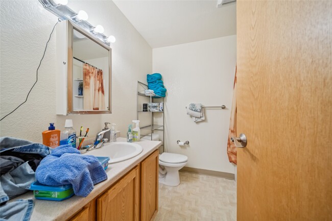 Building Photo - 424 E Dogwood Ave