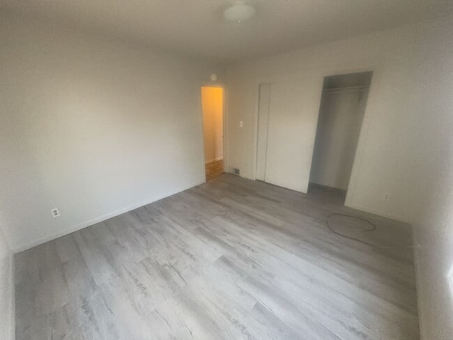 Building Photo - 2 Bed / 1 Bath Top-Floor Apartment – Acros...