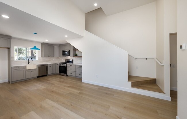 Building Photo - Beautiful 2 Bedroom Back House