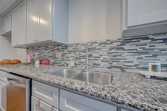 Building Photo - 2022 Highland Hills Dr