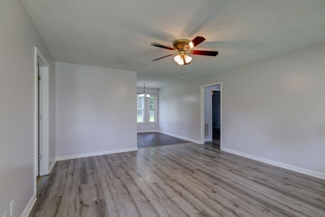 Building Photo - 204 Bob White Dr
