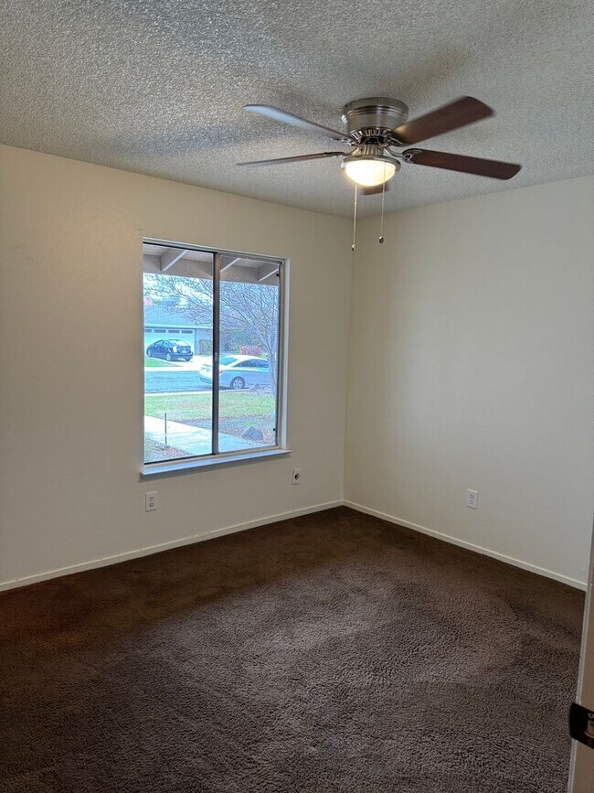 Building Photo - 1586 Hawthorne Dr
