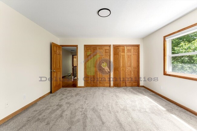 Building Photo - 4 bedroom 3.5 bath