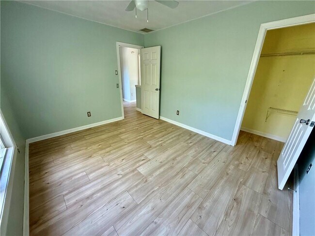 Building Photo - 125 Goldenrod Dr