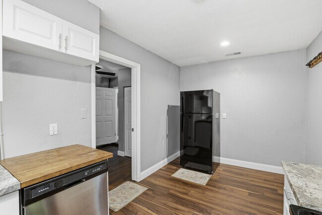 Building Photo - Beautiful, renovated 3 bedroom 1 bath home