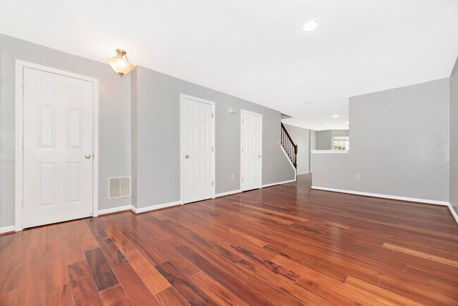 Building Photo - 618 Cawley Dr