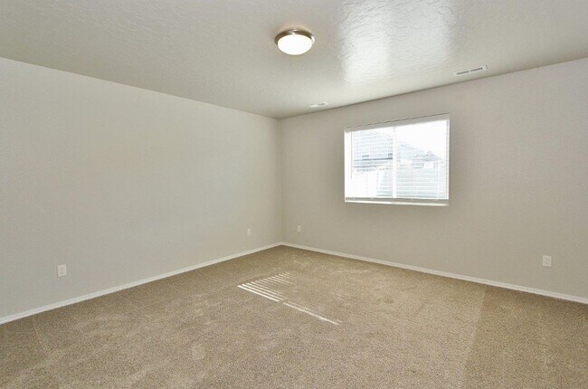 Building Photo - Immaculate Single-Level Home in Quiet Neighborhood