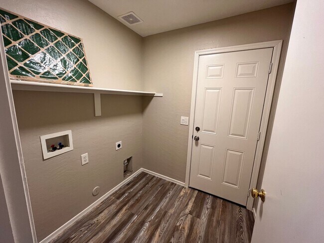Building Photo - 4872 E Whitehall Dr