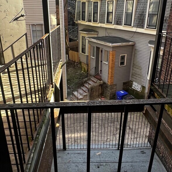 Building Photo - 366 Centre St